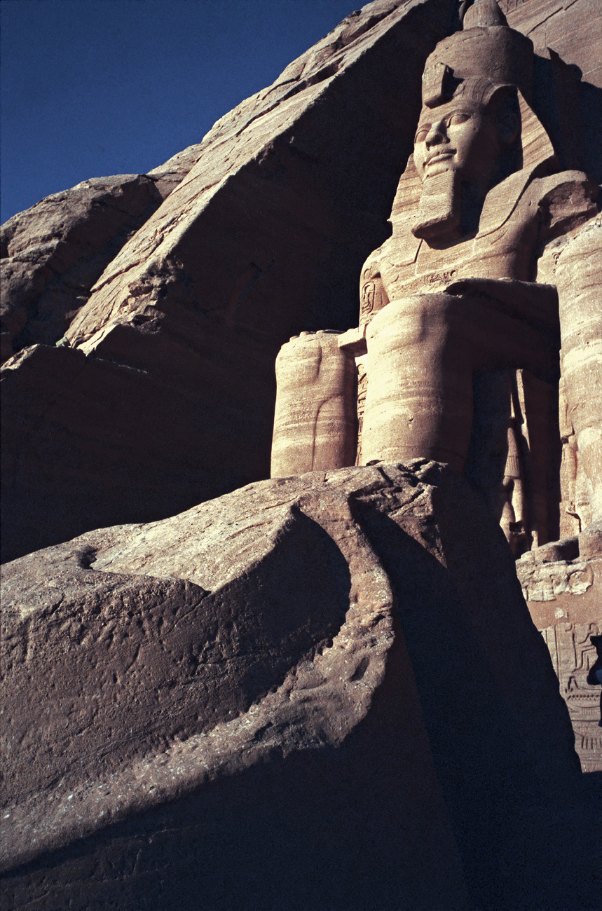 egyp08_35 abu simbel statue et bloc.jpg - Abu Simbel  temple de Ramses II L'un des quatre gigantesques Ramses II qui gardent l'entrée Provia 100 F